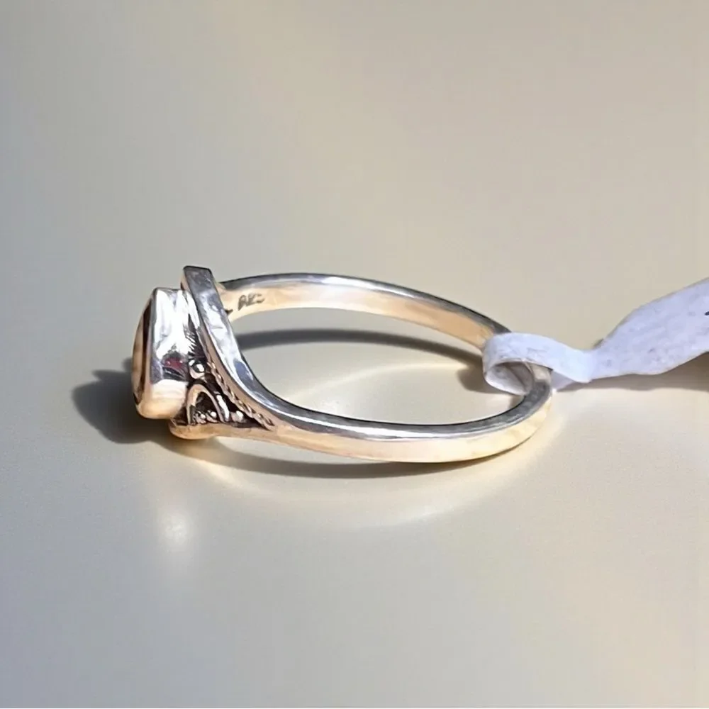 925 Sterling Silver this elegant